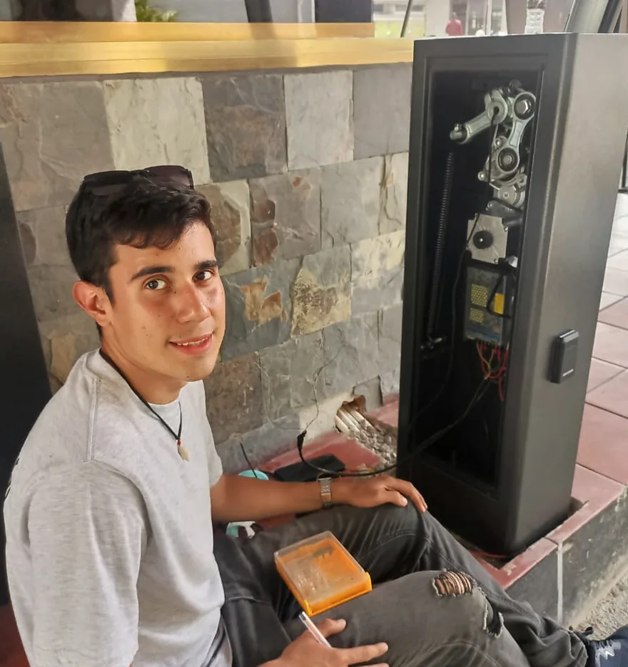 Instalación en sitio: el gabinete de la barrera abierto, con el mecanismo de brazo, el motor y la placa de control cableada a la vista.